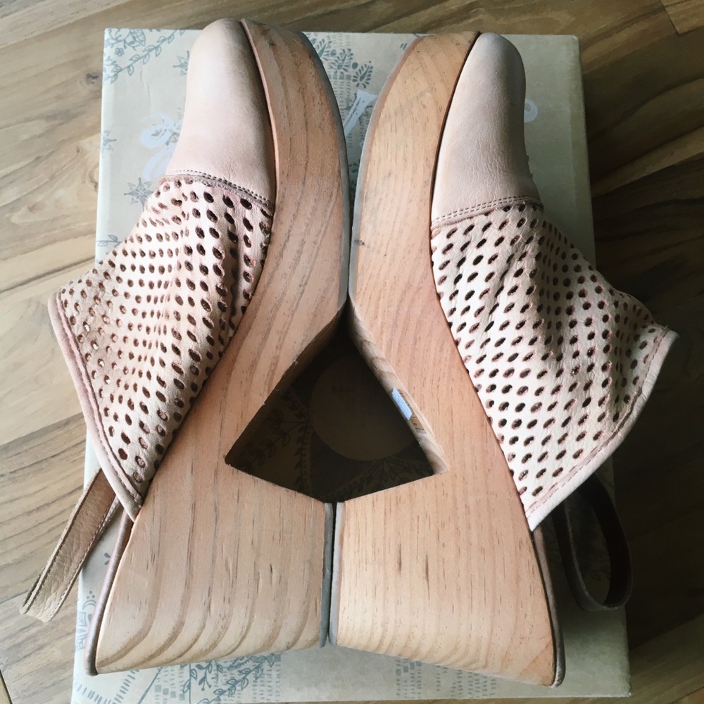 Logan Clog in Tan